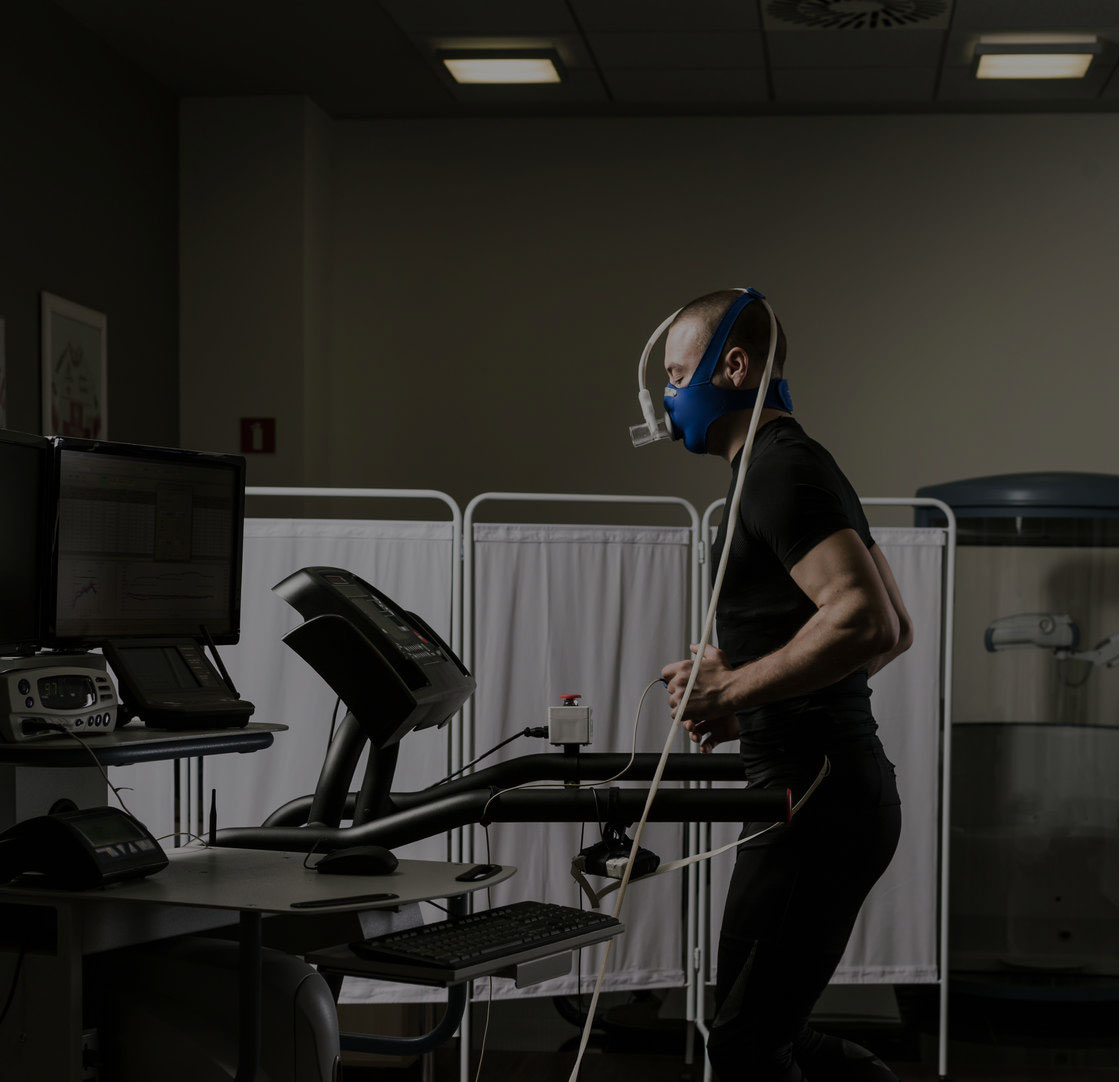 54114106 sportsman in oxygene mask running on treadmill in medical